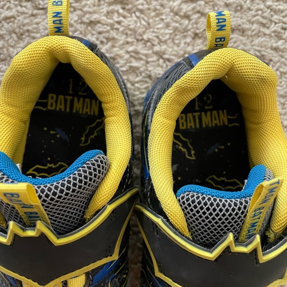 DC Comics Batman Kids Light Up Sneakers - Picture 6 of 9